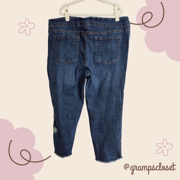 Pioneer Woman Embroidered Capris XL - Picture 2 of 4